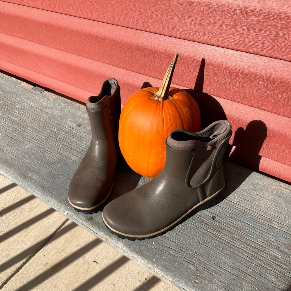 Women’s Bogs sauvie slip on boots.